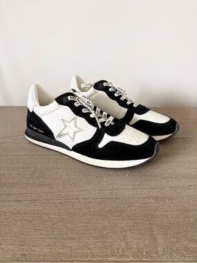 Vintage Havana Women’s Black and White Gold Star Accent Sneakers Size 7.5